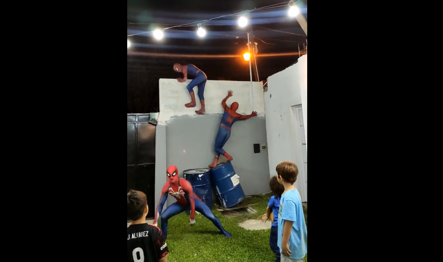 Se disfrazaron de Spiderman y treparon una pared, pero un paso en falso  hizo que todo termine en un booper viral