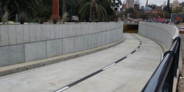 Plaza España: un adolescente escapaba de una pelea y cayó al vacío