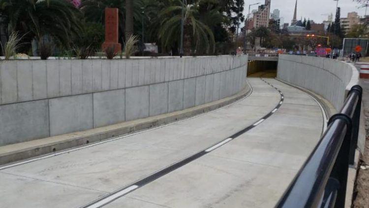 Plaza España: un adolescente escapaba de una pelea y cayó al vacío