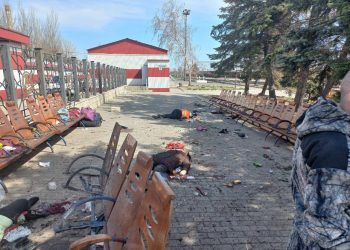 Un ataque con misiles contra la estación de tren de Kramatorsk deja decenas de muertos, entre ellos niños