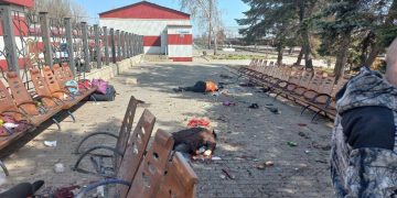 Un ataque con misiles contra la estación de tren de Kramatorsk deja decenas de muertos, entre ellos niños