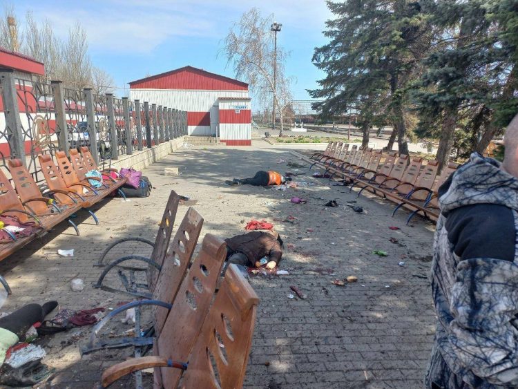 Un ataque con misiles contra la estación de tren de Kramatorsk deja decenas de muertos, entre ellos niños