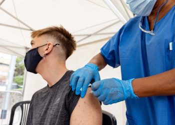 En dos años, la letalidad del Covid-19 en el país bajó de 3% a 0,3% por la vacunación