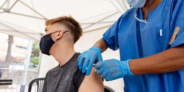 En dos años, la letalidad del Covid-19 en el país bajó de 3% a 0,3% por la vacunación