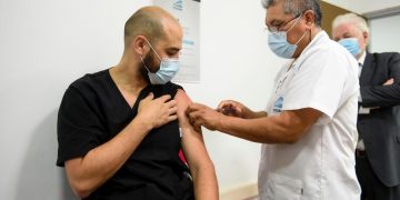 Aplicarán la cuarta dosis contra el coronavirus a mayores de 50, grupos de riesgo y docentes