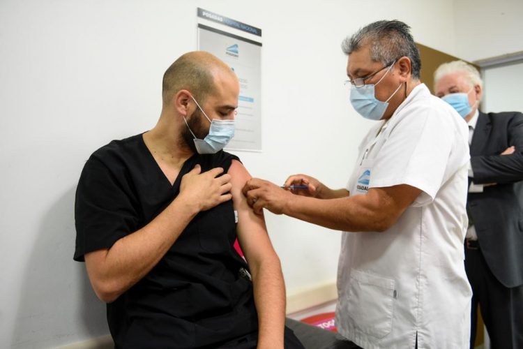 Aplicarán la cuarta dosis contra el coronavirus a mayores de 50, grupos de riesgo y docentes