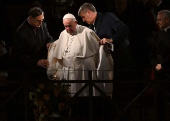 Vía Crucis: El Papa Francisco llamó a que «los adversarios se den la mano»