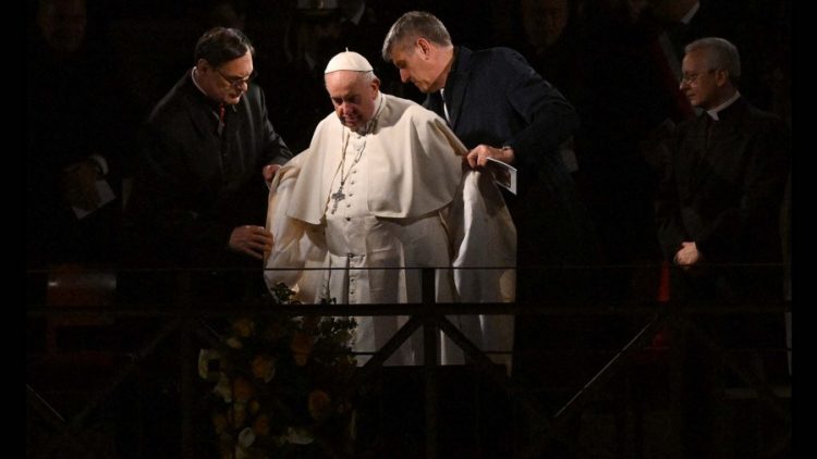 Vía Crucis: El Papa Francisco llamó a que "los adversarios se den la mano"