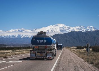 YPF vale 75% menos y afronta un juicio multimillonario