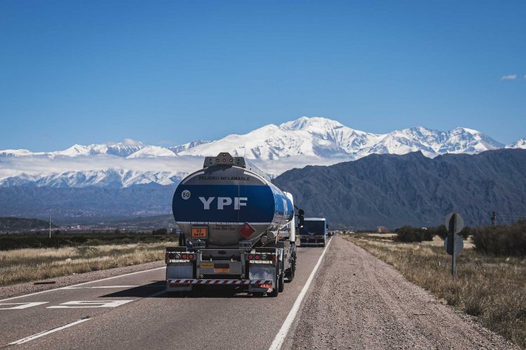 YPF confirmó que seguirá con la construcción de la planta de GNL en Río Negro