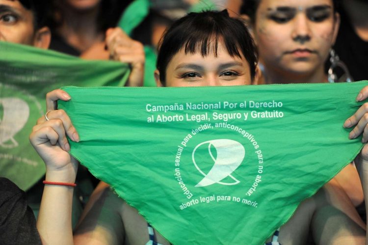 La rechazaron en un trabajo por ser "pañuelo verde"