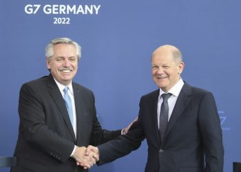 Fernández centra su gira europea en el potencial agroexportador del país