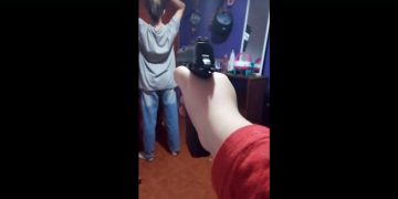 Se filmó amenazando a sus compañeritos con una pistola