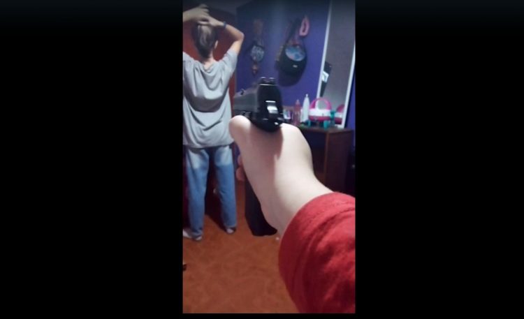 Se filmó amenazando a sus compañeritos con una pistola