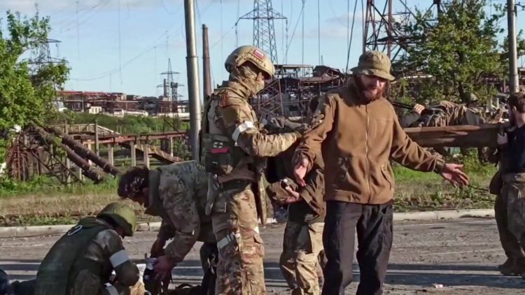 Rusia anunció la rendición de los militares atrincherados en Azovstal.