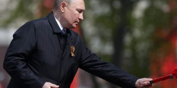 Finlandia informa a Putin su intención de sumarse a la OTAN, que tilda la decisión de «error»