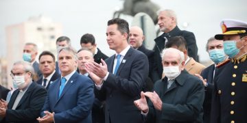 Calvó encabezó el acto del 25 de mayo en el Centro Cívico