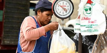 La canasta básica supera la suba fijada para el salario mínimo