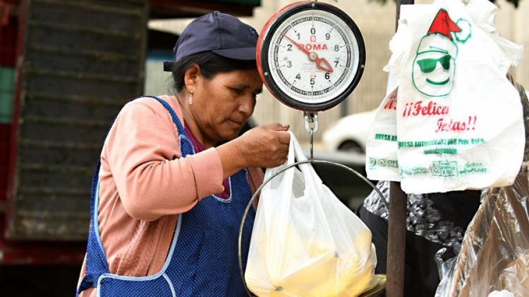 La canasta básica supera la suba fijada para el salario mínimo