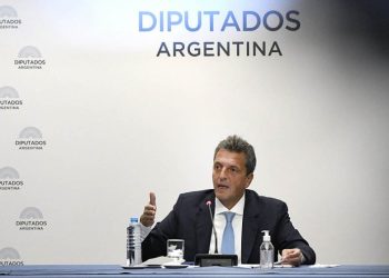 Massa le volvió a exigir a Guzmán la suba del piso de Ganancias