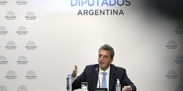 Massa le volvió a exigir a Guzmán la suba del piso de Ganancias