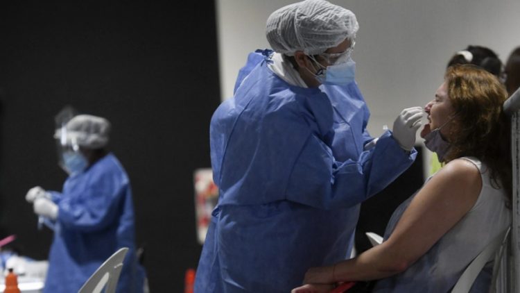 Mientras los casos Covid siguen en alza, los especialistas reconocen que hay falta de testeos y se habla de un "subregistro"