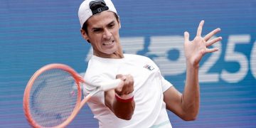Los argentinos Báez y Coria avanzan en el ATP 250 de Lyon