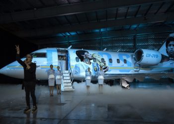 Presentaron al Tango D10S, el avión que venera a Maradona