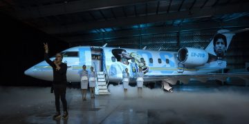 Presentaron al Tango D10S, el avión que venera a Maradona