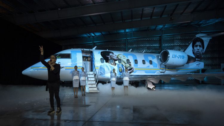 Presentaron al Tango D10S, el avión que venera a Maradona