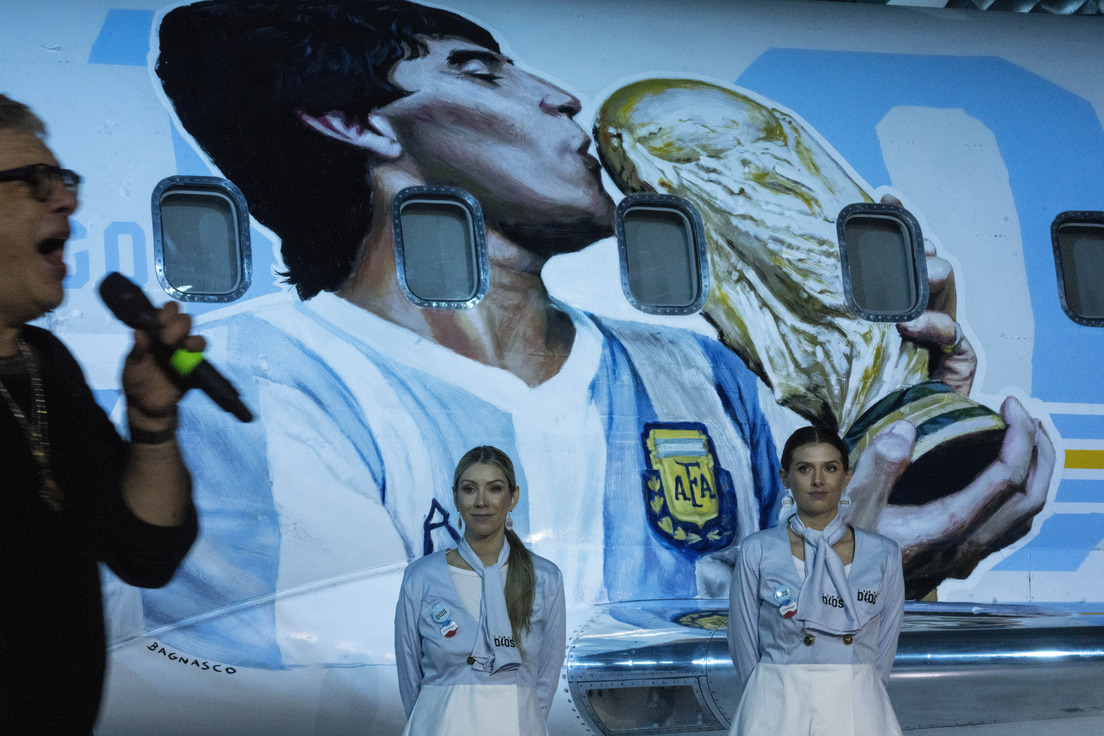 Presentaron al Tango D10S, el avión que venera a Maradona