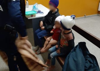 Hallan a tres niños abandonados y deambulando por la calle, sin calzado y de noche
