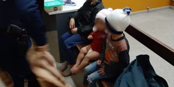 Hallan a tres niños abandonados y deambulando por la calle, sin calzado y de noche