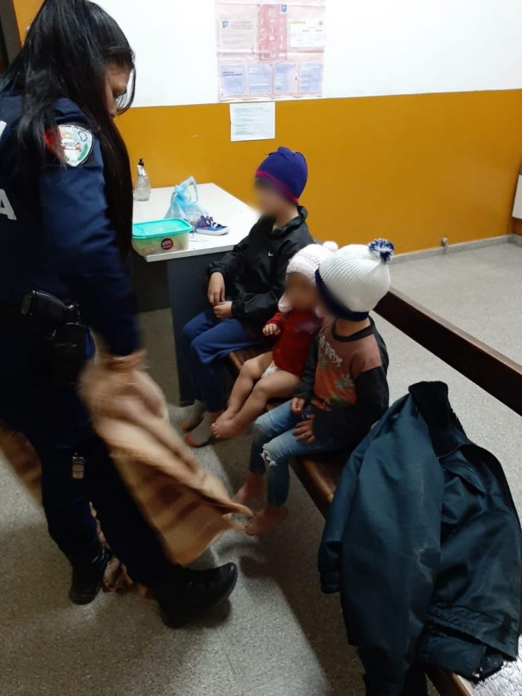 Hallan a tres niños abandonados y deambulando por la calle, sin calzado y de noche