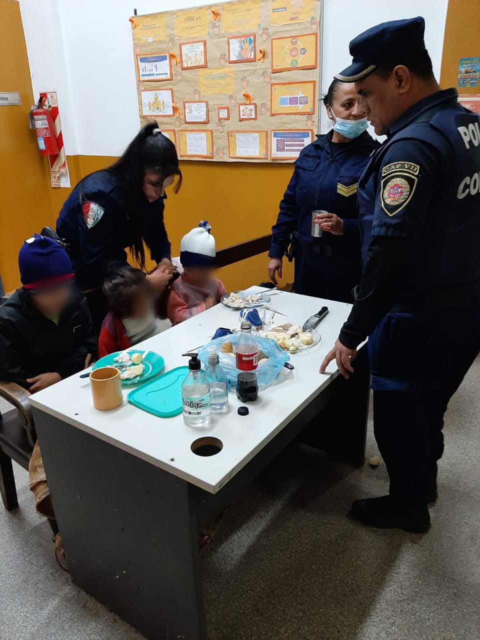 Hallan a tres niños abandonados y deambulando por la calle, sin calzado y de noche