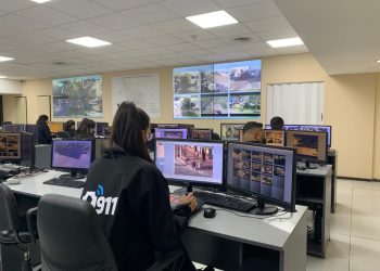 Una policía asistió por teléfono a un joven para salvarle la vida a su madre