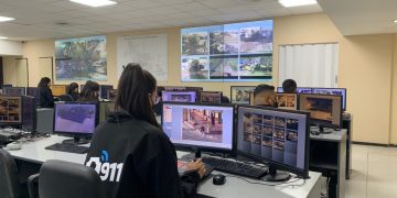 Una policía asistió por teléfono a un joven para salvarle la vida a su madre