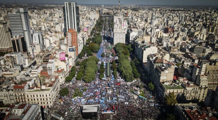 Unas 300.000 personas se movilizaron en la avenida 9 de julio, en Buenos Aires.