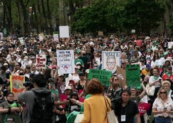 Decenas de miles de personas marchan en defensa de la vigencia del derecho al aborto en EE.UU.
