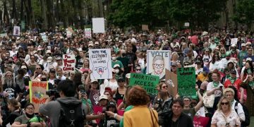 Decenas de miles de personas marchan en defensa de la vigencia del derecho al aborto en EE.UU.