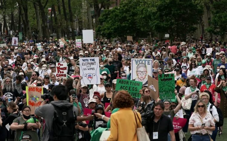 Decenas de miles de personas marchan en defensa de la vigencia del derecho al aborto en EE.UU.