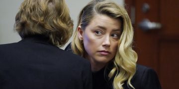 Amber Heard relató cómo Johnny Depp la abusó con una botella rota
