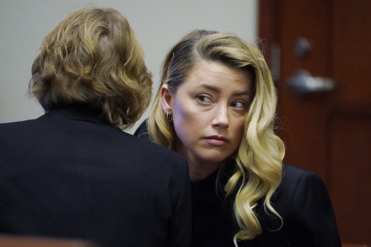 Amber Heard relató cómo Johnny Depp la abusó con una botella rota