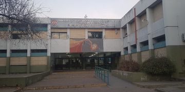 Alumnos del Zípoli tomaron el colegio en reclamo por la validación de sus títulos