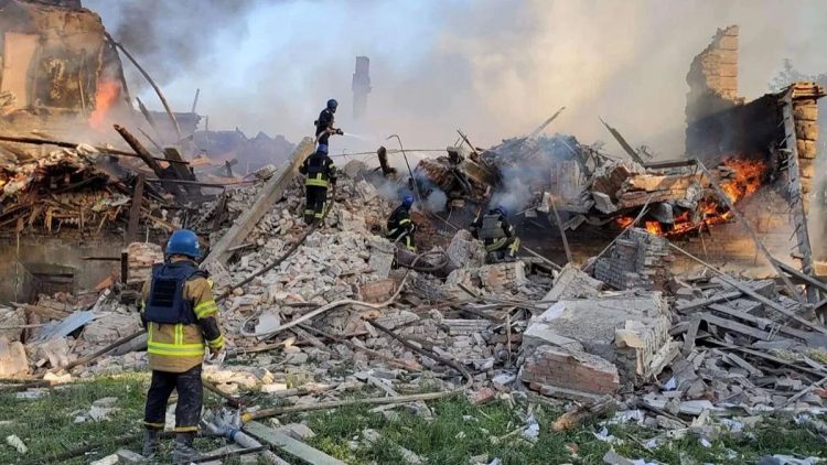 El ataque aéreo de las fuerzas rusas provocó un incendio y el colapso de la escuela del pueblo de Bilogorivka.