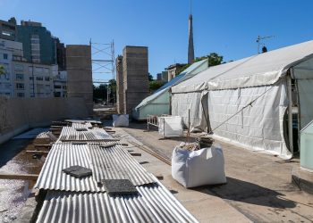 Desmontan el techo de vidrio de la Plaza España para evitar filtraciones