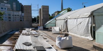 Desmontan el techo de vidrio de la Plaza España para evitar filtraciones