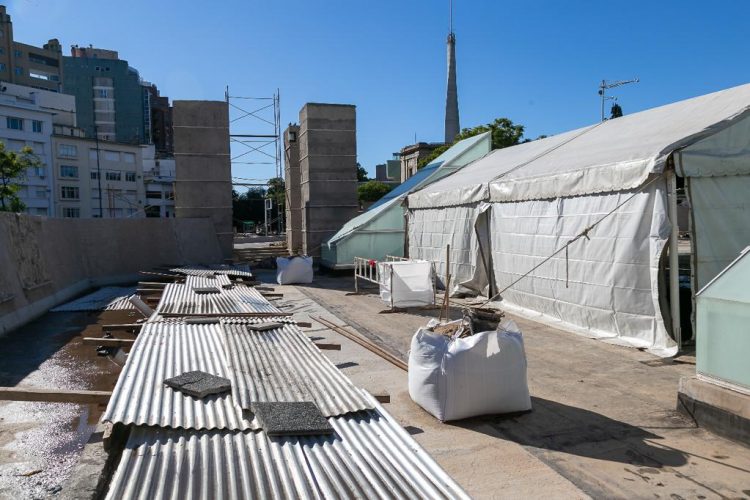 Desmontan el techo de vidrio de la Plaza España para evitar filtraciones