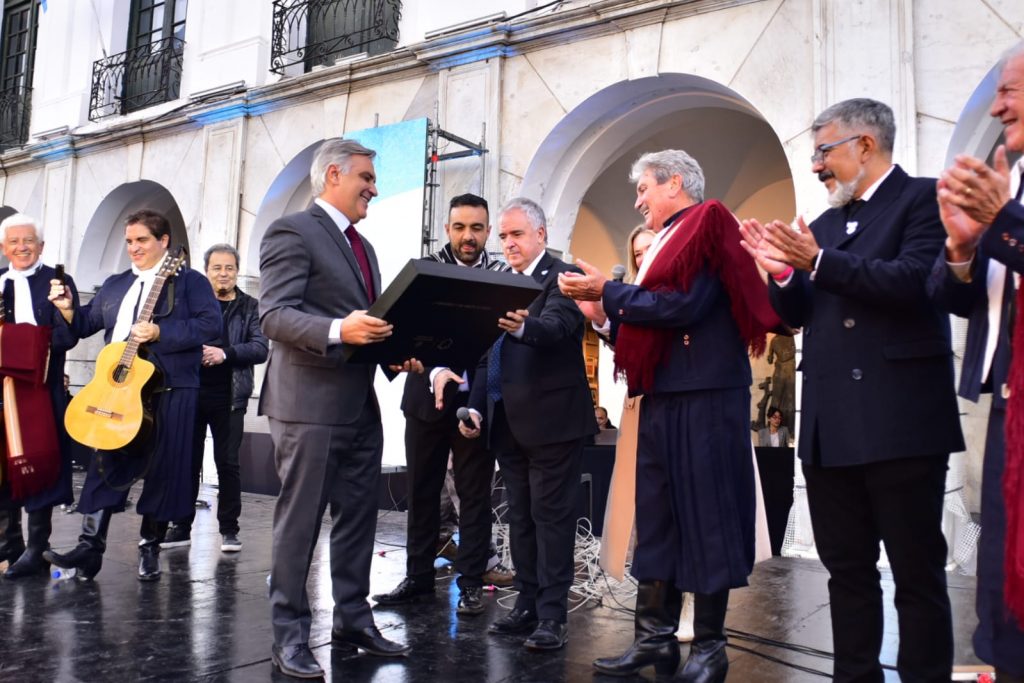 Llaryora encabezó el cambio de guardia en el Cabildo