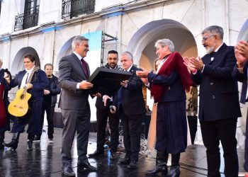 Llaryora encabezó el cambio de guardia en el Cabildo